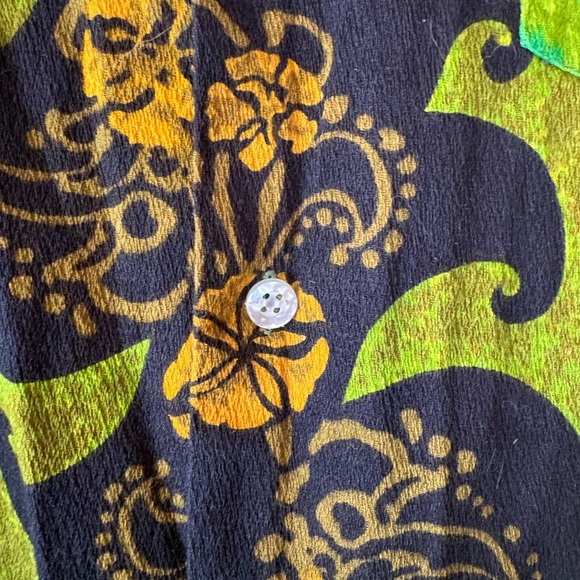 Vintage Hawaiian button up shirt - Picture 4 of 9